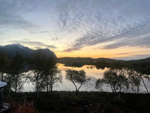 Austvagsoya House | Flott hytte og naust med beliggenhet ved vannet!