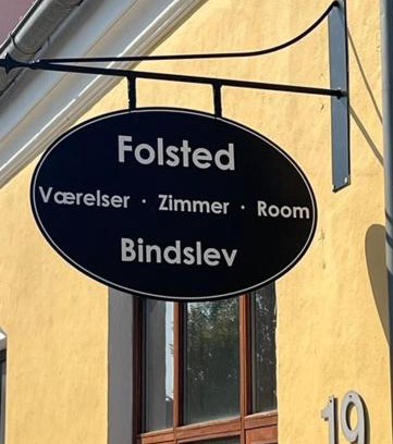 Bindslev Hotel | Folsted - Værelse 103 med eget badeværelse og fri parkering