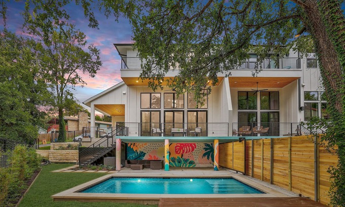 Riverside House | Football Fave, 5 Min to Downtown - Pool, Photo Op!