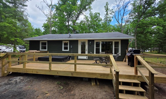 Baldwin Cabin | Foreman Lakefront Cabin Hot Tub Wi-Fi Dog Friendly