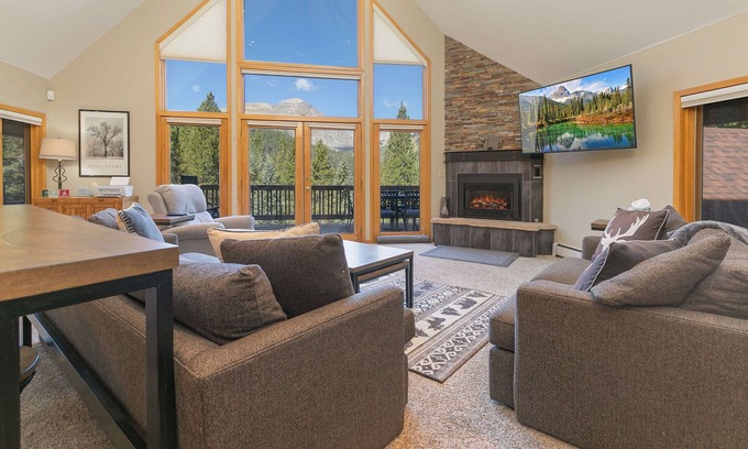 Breckenridge House | Forest View Lodge: Breathtaking Mountain Views