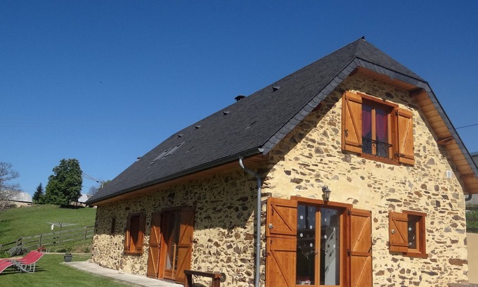Astugue House | Former sheepfold renovated with beautiful view of the Pyrenees ideal for the family