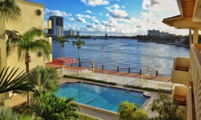 Central Beach House | Fort Lauderdale Yacht and Beach Club 416