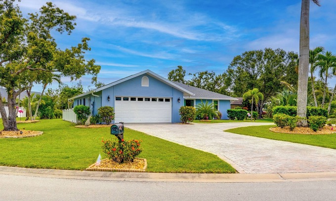 Town and River House | Fort Myers Coastal Retreat: Lanai w/Pool!