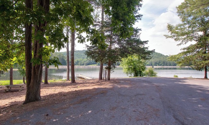 Groveoak House | Four Bedroom home between two public boat ramps-3/4 mile to Waterfront Grocery