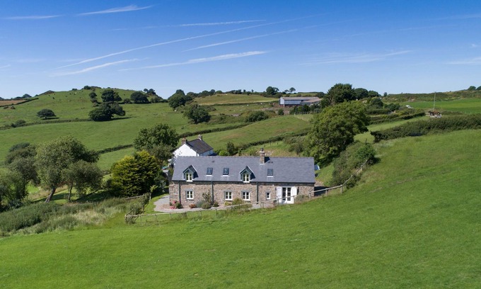 Eglwysbach Cottage | Four bedrooms, three en-suite shower rooms. Sleeps 7. Ample parking.
