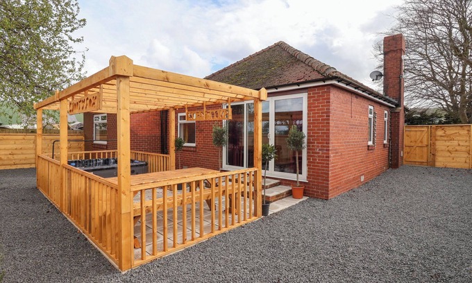 West Heslerton Cottage | FOX RETREAT, pet friendly, with hot tub in Sherburn
