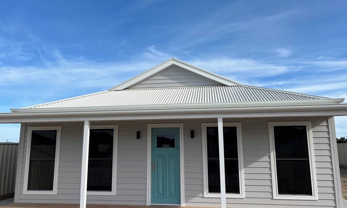 Waterhouse House | Foxhill Shores - WIFI, pet friendly outside