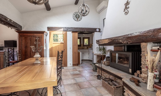 Sainte-Colombe-de-la-Commanderie Bed & Breakfast | Bed and breakfast 'Oranger Chambre Double Vue Jardin' with Shared Garden, Wi-Fi and Air Conditioning