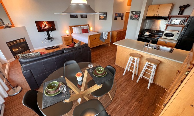 Tofino Condo | Fred Tibbs #10-Ocean View, D.T, Fireplace, Pets