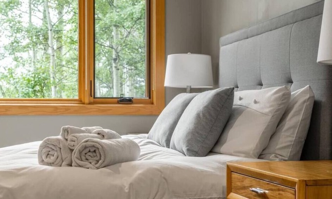 Springbank House | FREE Banff Pass with Rocky Mountain Horizon View