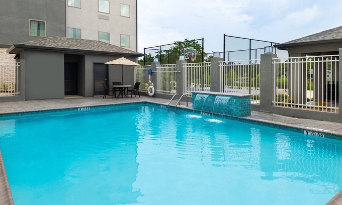 Lake Charles Condo | Free Breakfast. Outdoor Pool. Great for Small Groups!