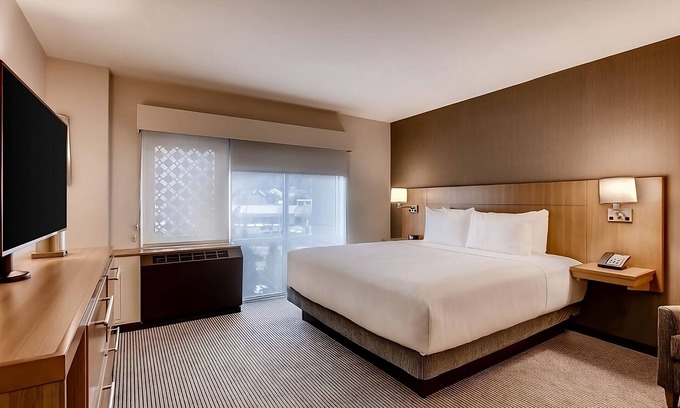 Mountain House Hotel | Free Breakfast to Fuel Your Ski Day! Hot Tub, Pets Adored, Shuttle Ease!