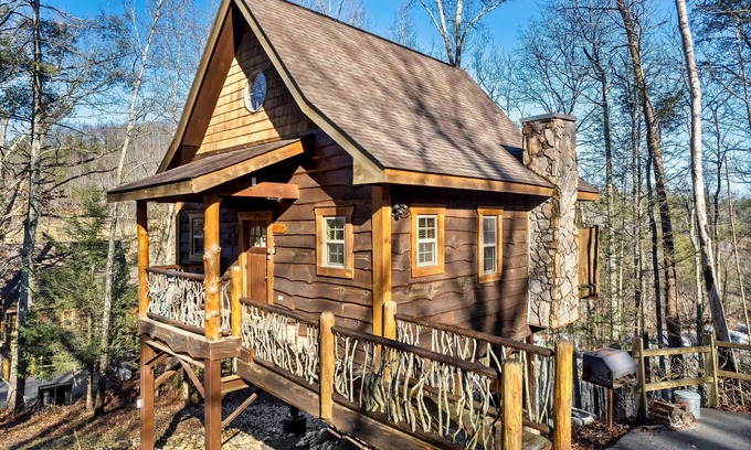 Gatlinburg - Pigeon Forge Cabin | Free Dollywood Tix/Treehouse/Dog Friendly/Couples