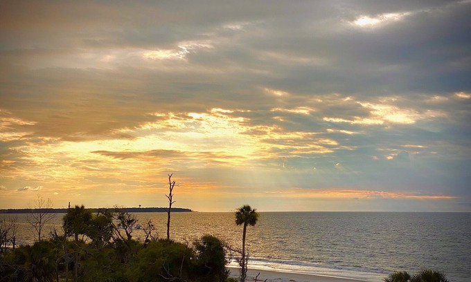 Daufuskie Island Condo | Free Golf Cart! Ocean Front Sunset Escape - 3BR Oceanfront Villa