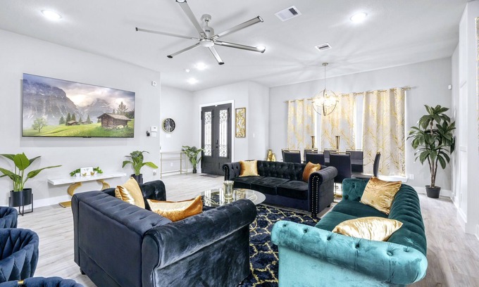 Southeast Houston House | FREE NIGHT! Sleeps 16, Private Pool, Hot Tub