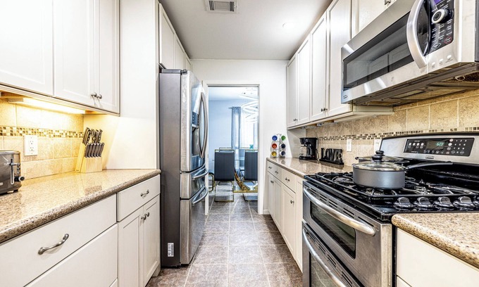 Southeast Houston House | FREE NIGHT! Sleeps 20, Private Pool, Hot Tub