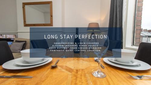 Westoe Apartment | Free Parking, Fast WIFI, Fully Equipped Kitchen, 15 min drive to Nissan, 20 min to Newcastle Sunderland, Ideal for Long Term Contractor etc Stays, Regular Housekeeping Option - Dwellcome Home Ltd 4 King Bedroom Townhouse - See Our Site for Assurance