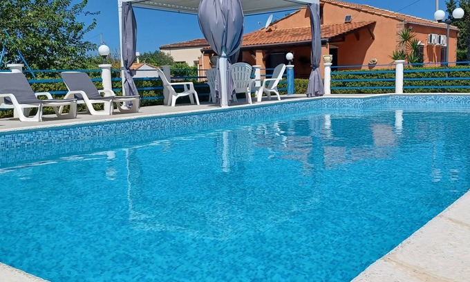 Agrigento Villa | FREE WI-FI. ELEGANT INDEPENDENT VILLA WITH PRIVATE POOL SURROUNDED BY GREEN