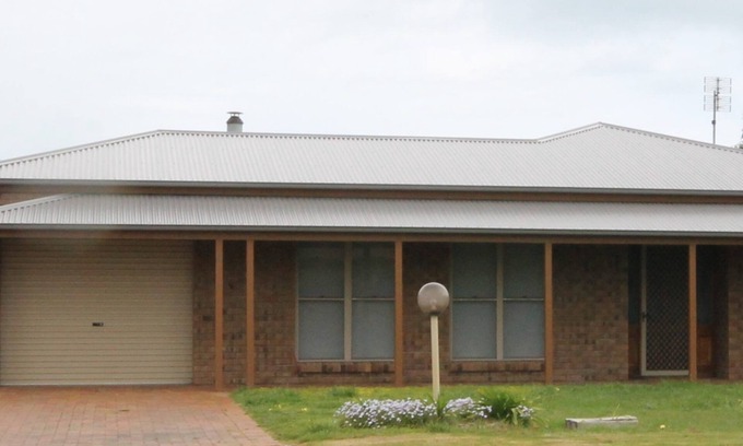 Waterhouse House | Free WIFI. Great size for families! 100m to golf course.
