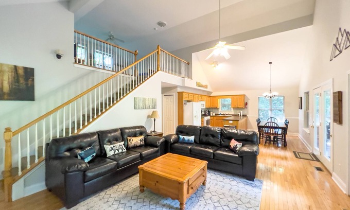 Helen Cabin | Fresh air! Spacious!Pool Table, Game Room, Sleeps 10!🎱