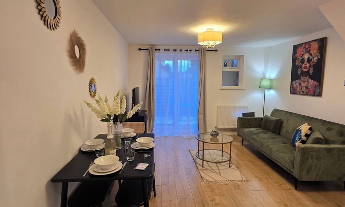 Hemel Hempstead House | Fresh, Cosy 2 Bed House: Contractors, Professionals - Garden and Free Parking