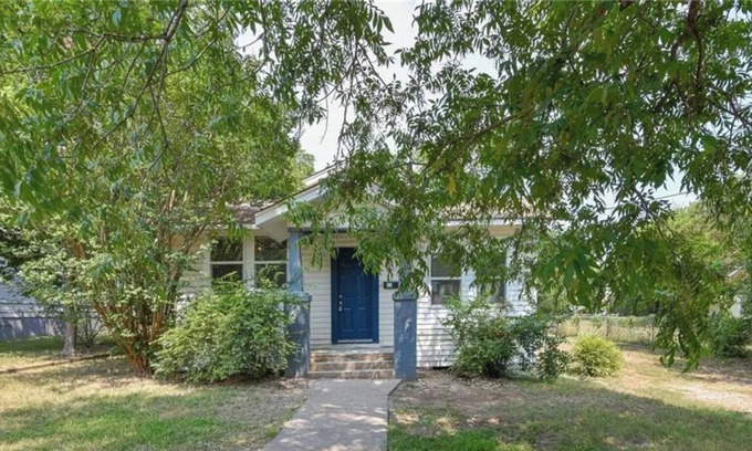 Belton House | Freshly renovated 3 bdrm 2.5 bathroom in historic Belton one block from downtown
