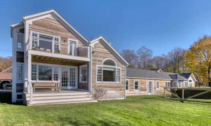 Cutchogue House | Freshly updated farmhouse on 66 acres right in the heart of the North Fork