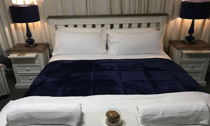 Scarness Bed & Breakfast | Freshwater BnB - Fraser ensuite room + breakfast