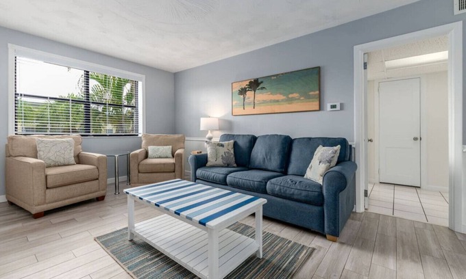 St. Pete Beach Condo | Friendly Native Retreat: 2BD|1BR| Walk to Beach!