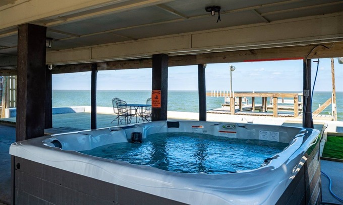 Rockport House | Frisco Flats | Lighted Fishing Pier + Hot Tub