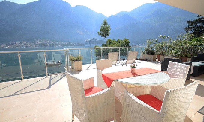 Kotor Apartment | Front line to sea/private pool/20m terrace/free paddle boards/free boat trip !