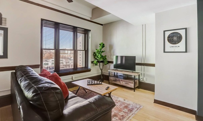 Downtown Lincoln Apartment | Frontdesk | 2 BR Apt by Nebraska State Capitol