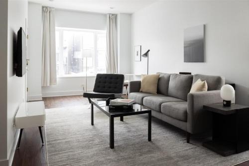 Pilsen Apartment | FRONTDESK Bright 3 BR Apt near Soldier Field