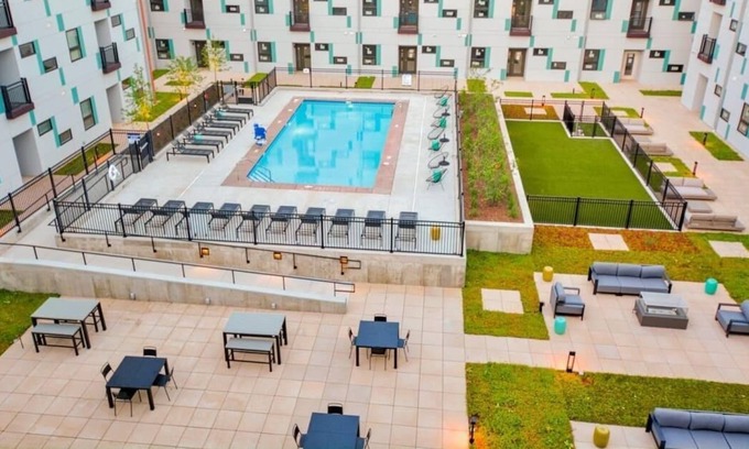 Downtown Des Moines Apartment | Frontdesk | Open and Bright 2 BR Apt