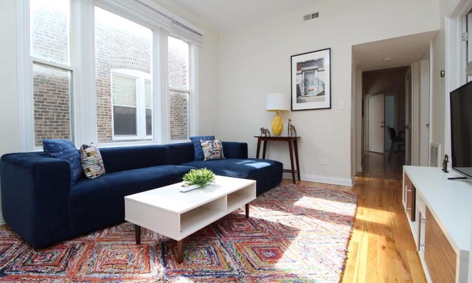 Ukrainian Village Apartment | FRONTDESK Wicker Park 2 BR Apt with Laundry