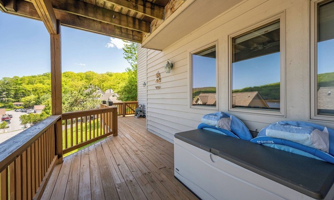 Mountainside Condo | Frost & Float Getaway! Cozy 2-bedroom condo in Deep Creek Lake with Lakeviews