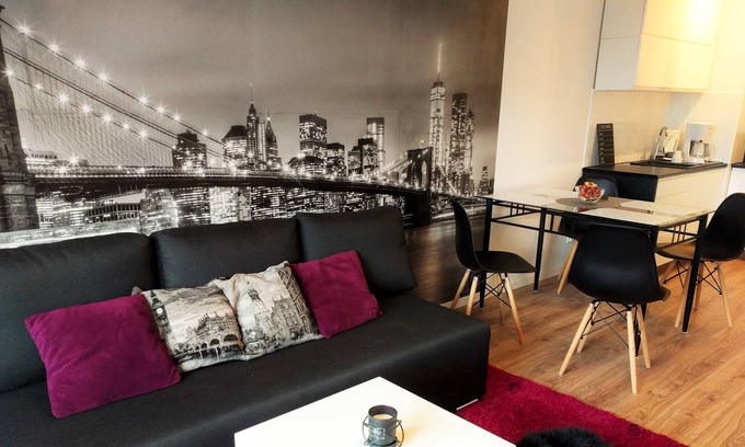 Krowodrza Apartment | Fuchsia Apartment Krakow center for max 4 people