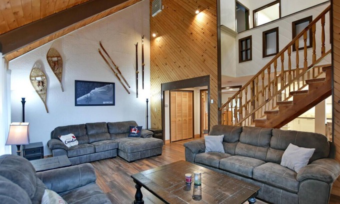 The Blue Mountains Ski Chalet | Fully equipped Blue Mountain Chalet with outdoor hot tub