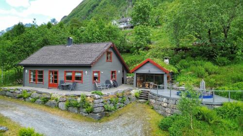 Volda House | Fully equipped cabin by the fjord