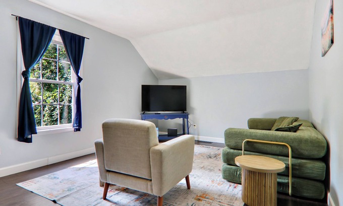 Lincoln Apartment | Fully Furnished Detached Garage Apartment Near Downtown Lincoln