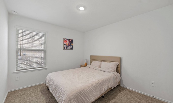 Spring House | Fully furnished with utilities, 3 bedrooms close to IAH airport, pets welcome!