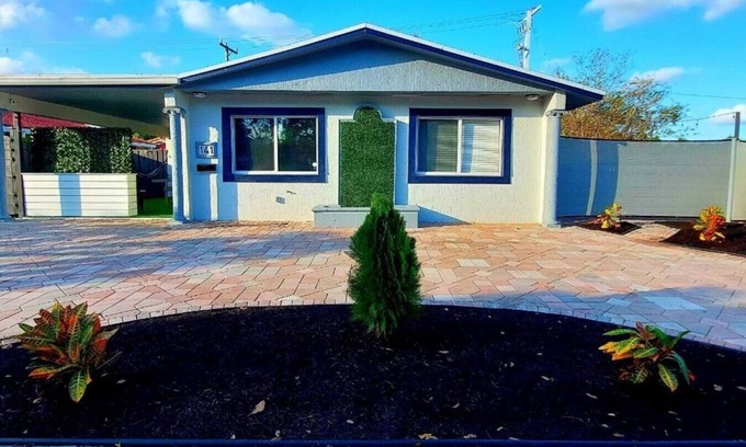 North Andrews Gardens House | Fun Pool Home w/ping pong near Beaches/Airport