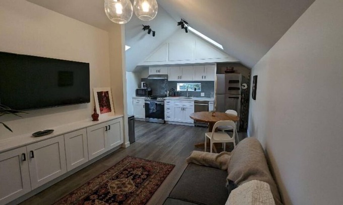 Seattle House | Furnished 1B/1B - Fresh, bright new home near Seattle Children's
