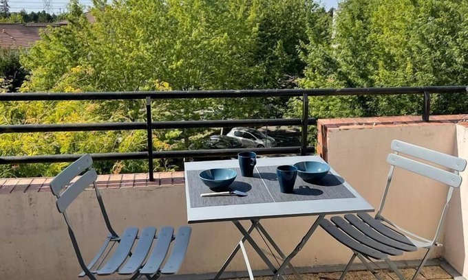 Elancourt Apartment | Furnished studio, modern decor, quiet location.