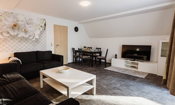 Rotacker Apartment | FW 1 mit 2 Schlafzimmern & Balkon - Rebentisch - Hotel Ferienwohnungen Restaurant