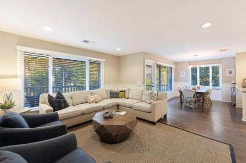 West Beach Village House | FWO1381: 1381 Fairway Oaks