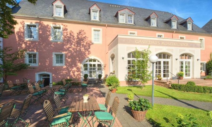 Trittenheim House | Gästehaus Moselkloster