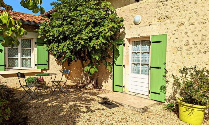Bellon House | Gîte de charme avec jardin, proche d'Aubeterre-sur-Dronne, pour 6 pers., cheminée, WIFI, équipements bébé - FR-1-653-116