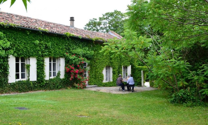 Lignieres-Sonneville House | Gîte spacieux avec jardin, piscine, cheminée, et équipements bébé au cœur des vignes du Cognac - FR-1-653-59